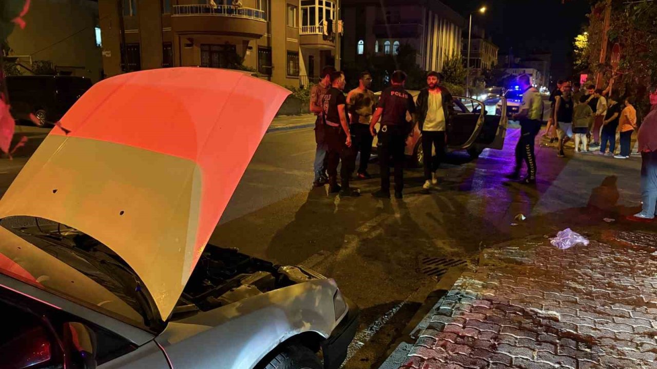 Otomobillerin çarpıştığı kazada sürücülerden biri firar etti: 1’i çocuk, 2 yaralı