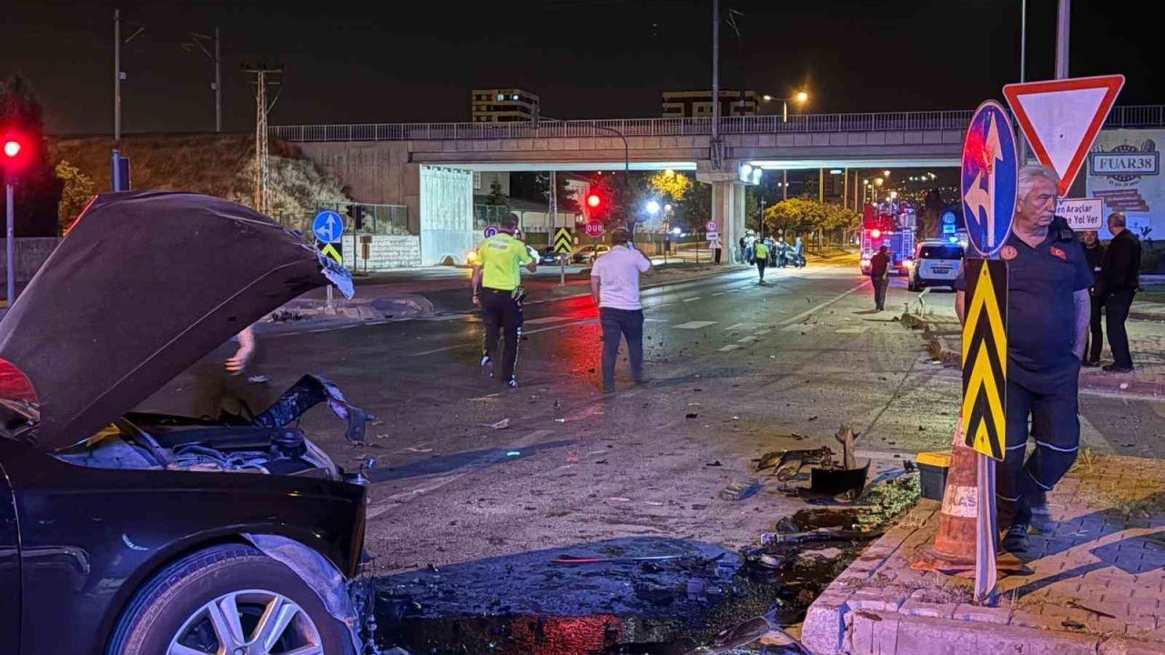 Kayseri’de kazaya karışan otomobil, çarpışmadan 200 metre sonra ancak durabildi: 1 yaralı