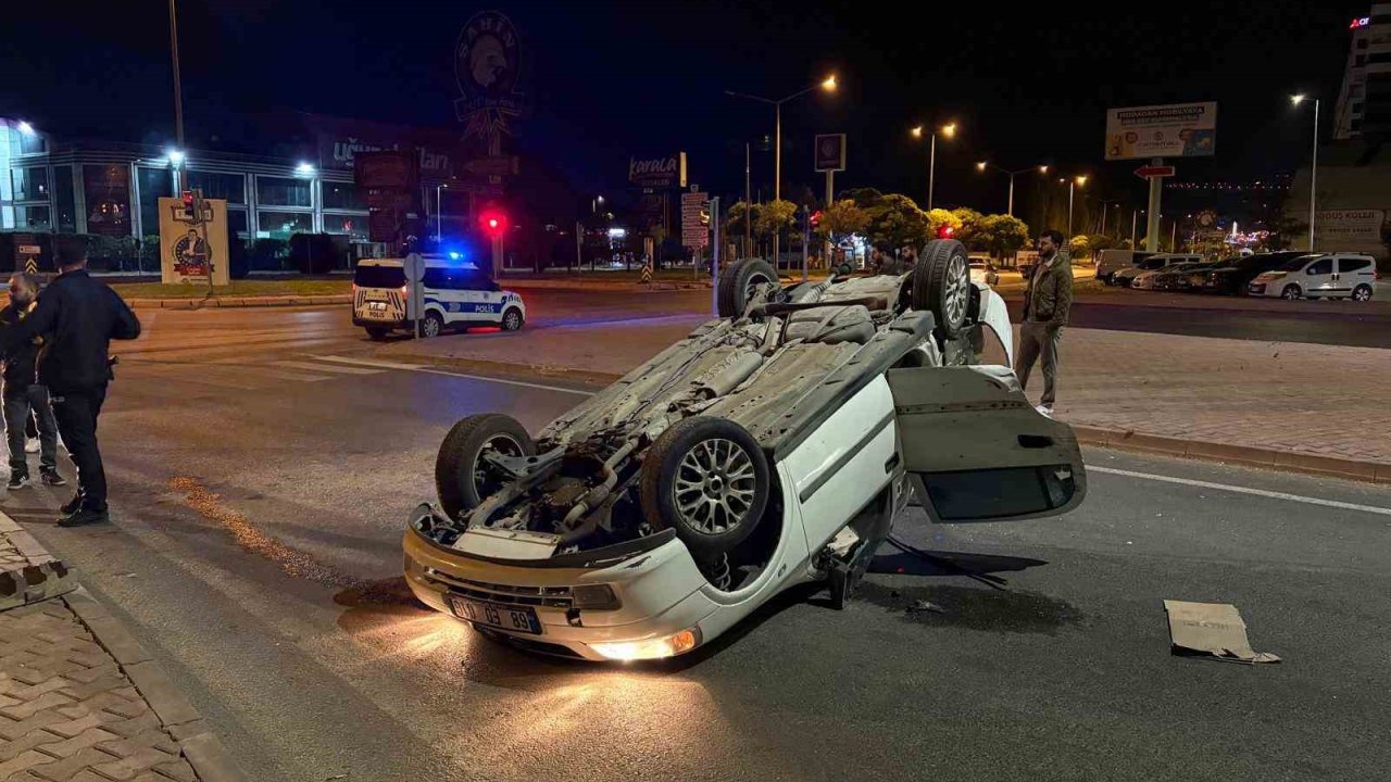 Kamyonla çarpışan otomobil takla attı