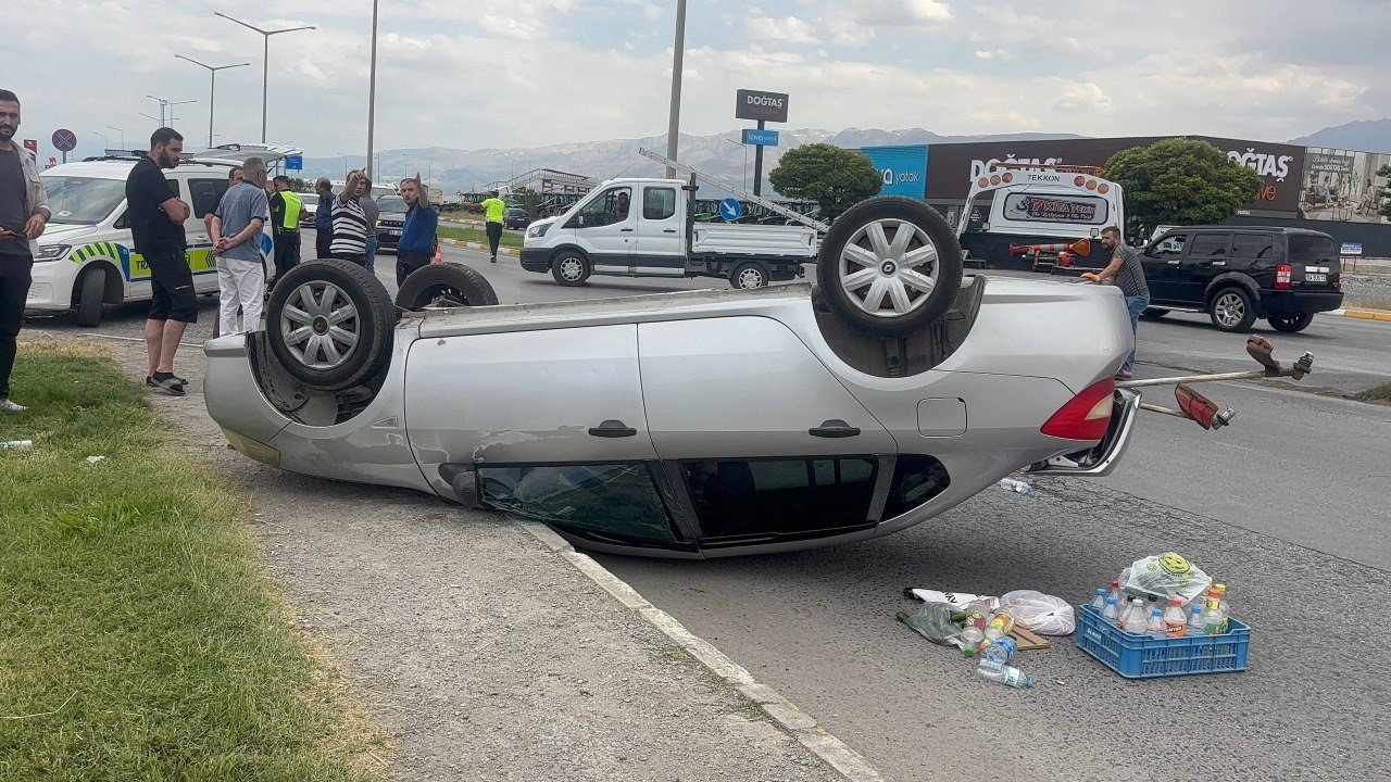 Erzincan’da otomobil takla attı: 2 yaralı