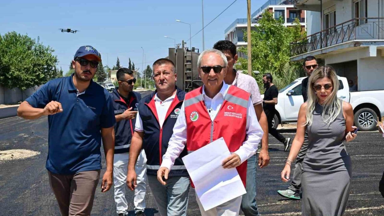 Altınova’da 4 mahalleyi birbirine bağlayan caddeye sıcak asfalt