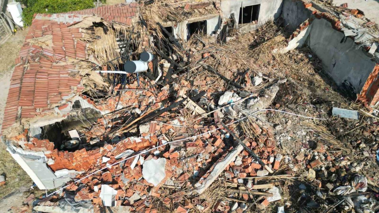 Yaşlı çiftin yanan evinde nişanlı torunlarının hayalleri de kül oldu