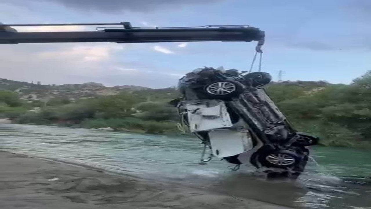 Göksu Çayına düşen araç çıkarıldı