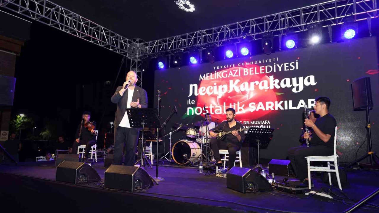 Çarşı Melikgazi’de nostaljik şarkılar gönülleri fethetti