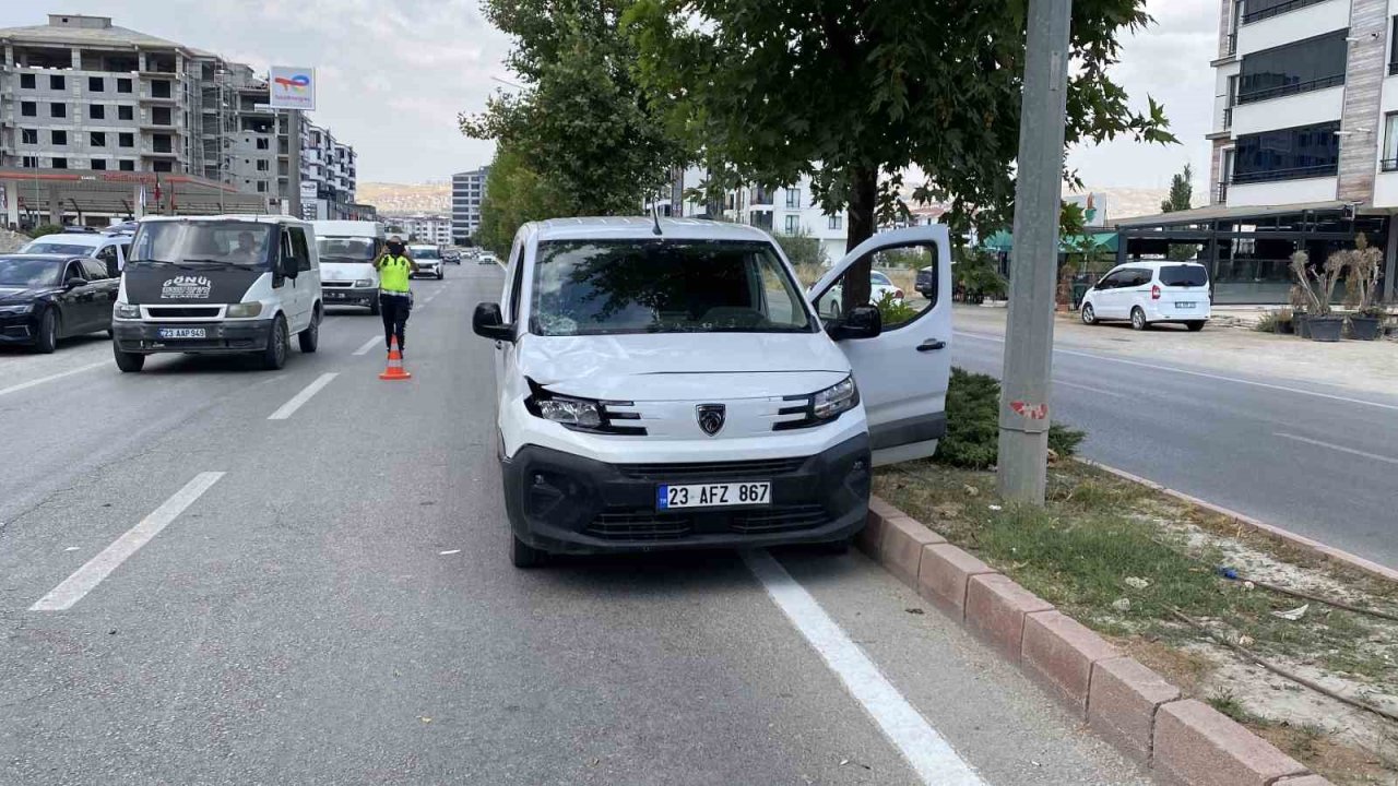 Elazığ’da hafif ticari aracın çarptığı kadın ağır yaralandı