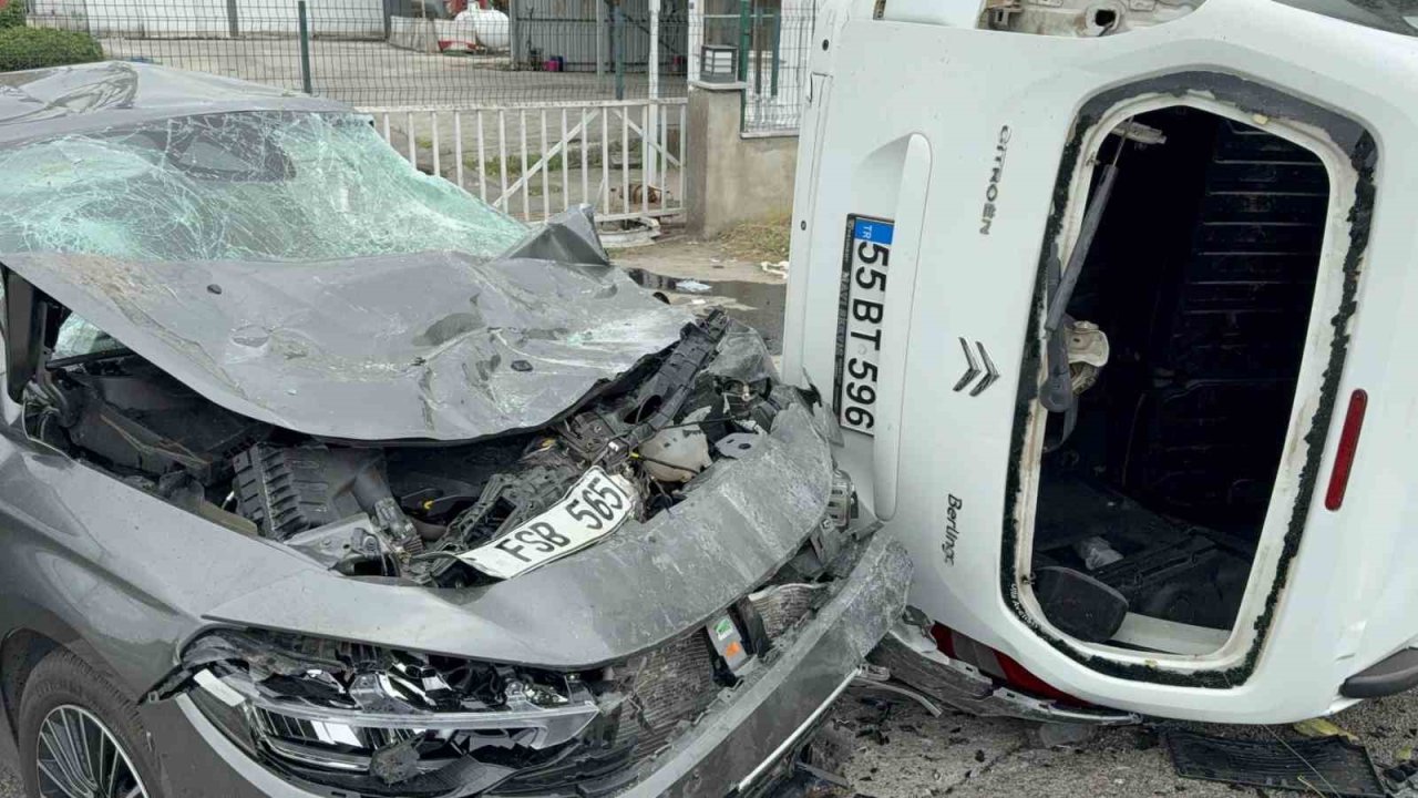 Yoldan çıkan araç havalanarak otomobilin üzerine düştü: 4 yaralı