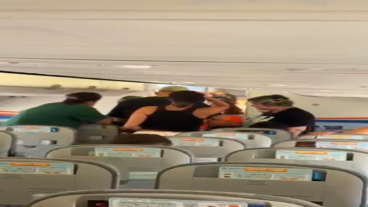 Antalya Havalimanı’nda yolcular uçakta saatlerce bekledi, bagaj krizi yaşadı