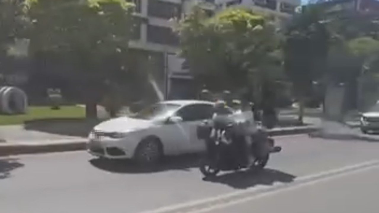 Motosiklete ters oturarak yaptıkları kasksız yolculuk ’pes’ dedirtti