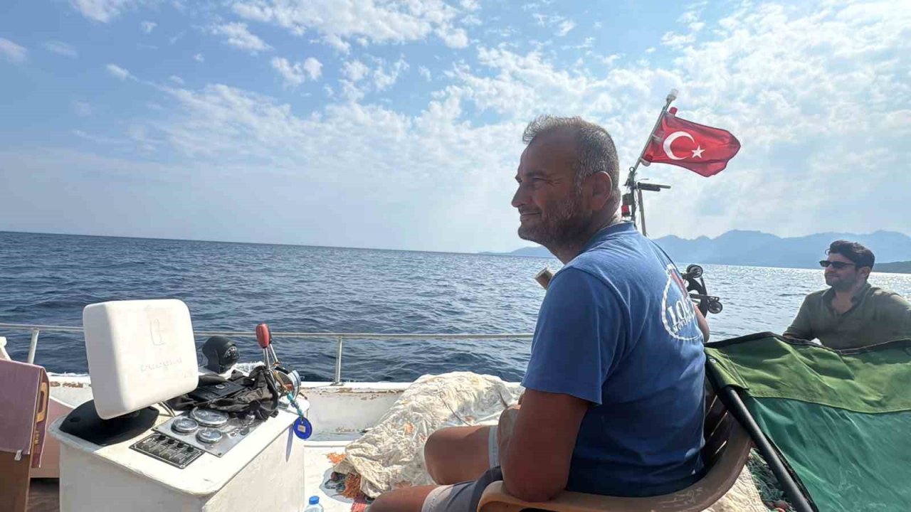 Balıkçı teknesini yangın ekiplerinin ulaşımı için seferber etti
