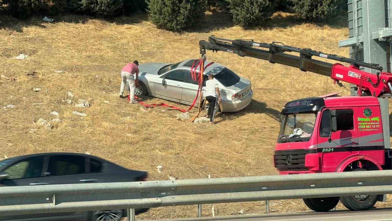 Bursa’da otomobil bariyerleri aşarak tarlaya uçtu