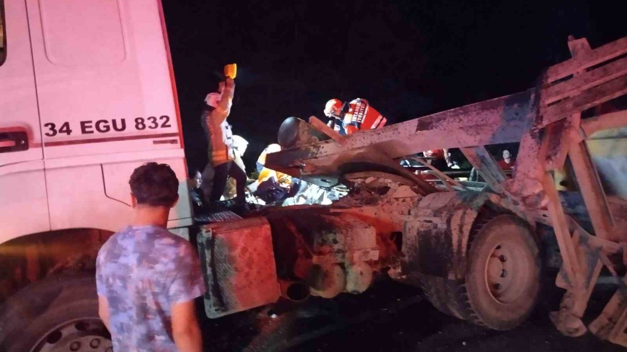 Beykoz’da hafriyat kamyonu otomobille çarpıştı: 1’i ağır, 3 yaralı