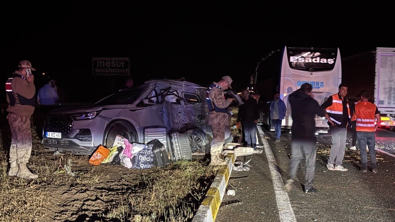Erzincan’da yolcu otobüsü ile SUV tipi araç çarpıştı: 1’i ağır 7 yaralı