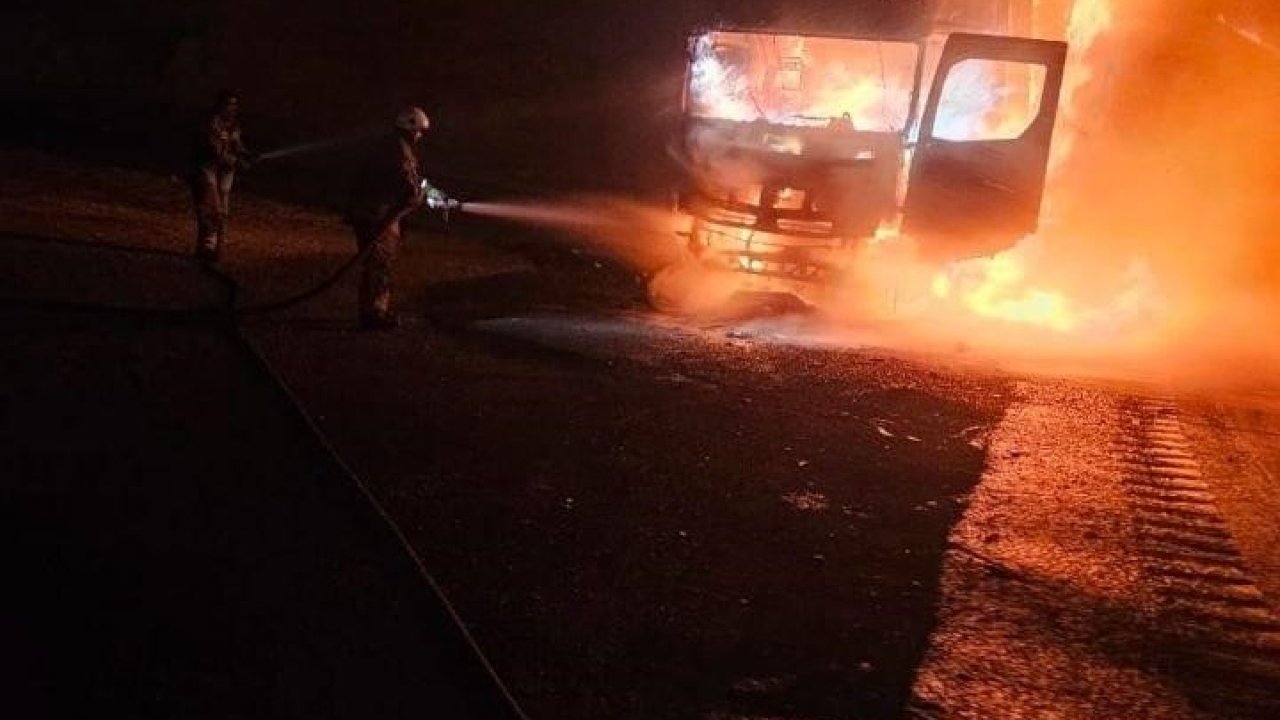 Seyir halindeki tır alevlere teslim oldu