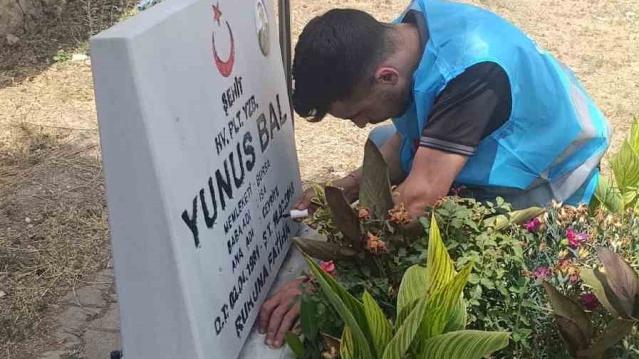 Bursalı gençler şehitliği temizlediler