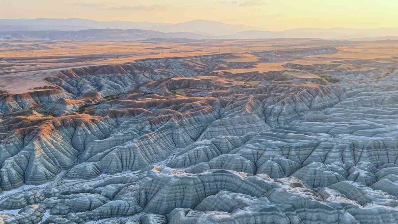 Doğanın sanat eseri Gökkuşağı Tepelerinde gün batımı masalı