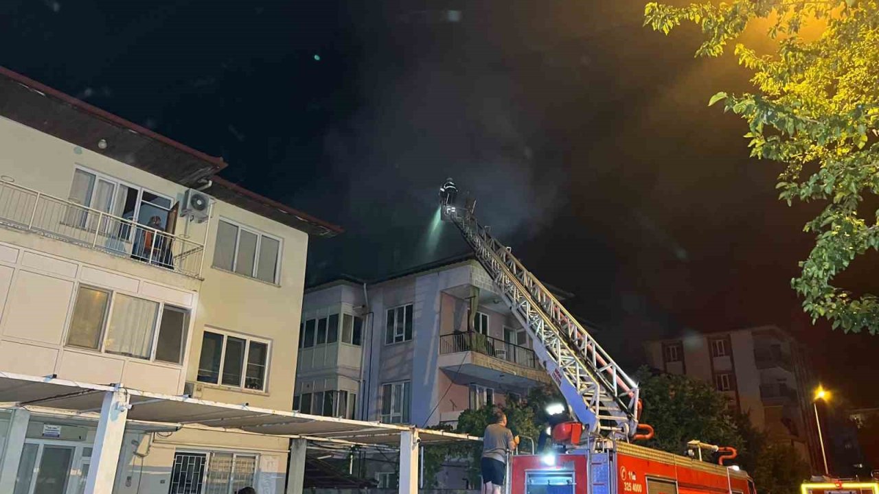 Burdur’da 3 katlı binada yangın korkuttu