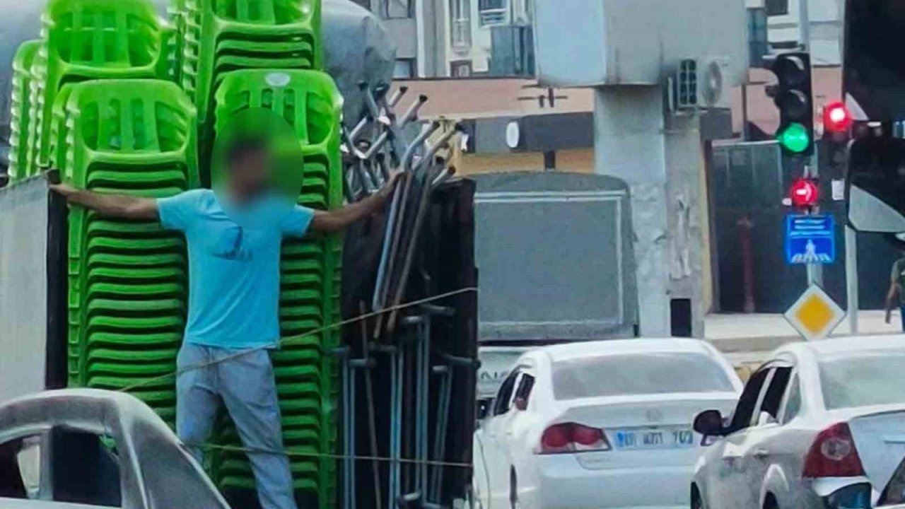 Kamyonetin kasasında tehlikeli yolculuk