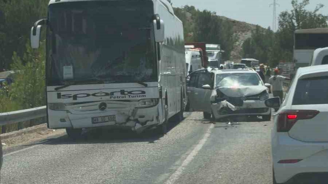 Seydikemer’de yolcu otobüsü ile ticari araç çarpıştı: 5 yaralı