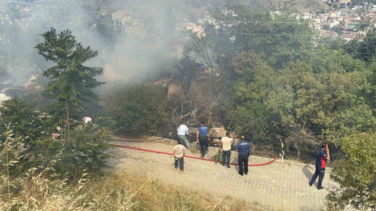 Otluk alanda çıkan yangın metruk binaya sıçradı