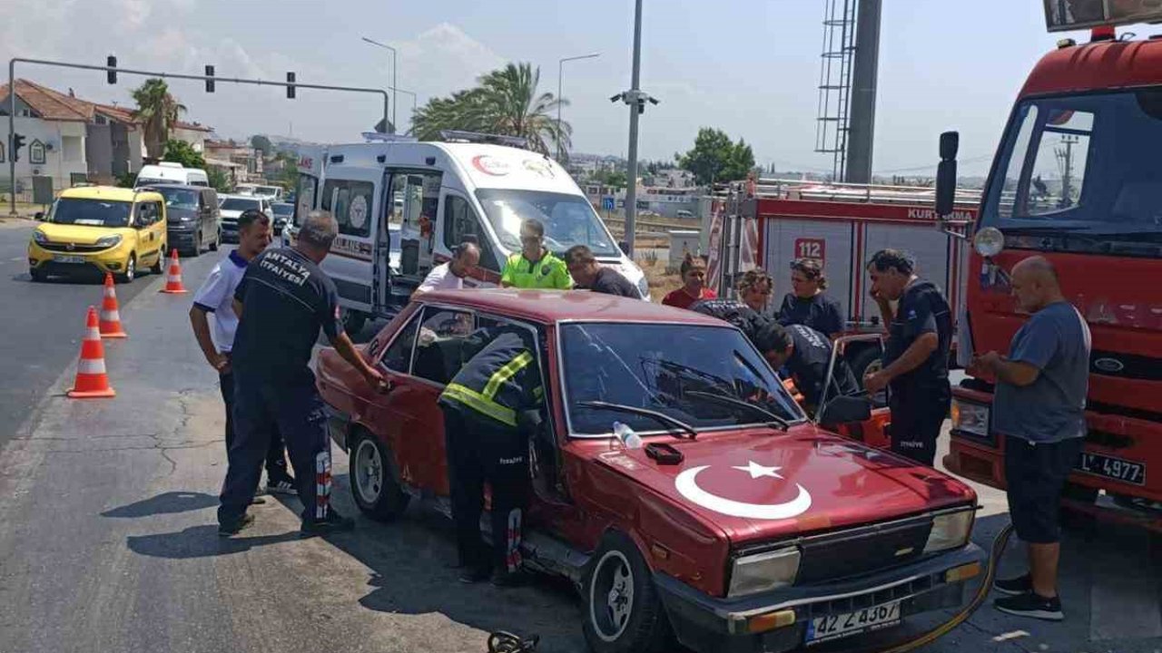 Manavgat’ta iki otomobil çarpıştı: 1 yaralı