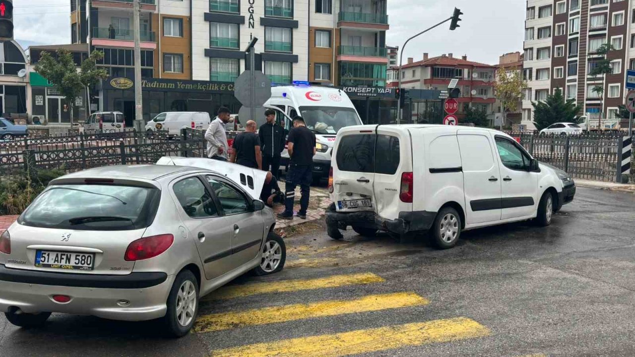 Niğde’de 3 araç birbirine girdi: 1 yaralı