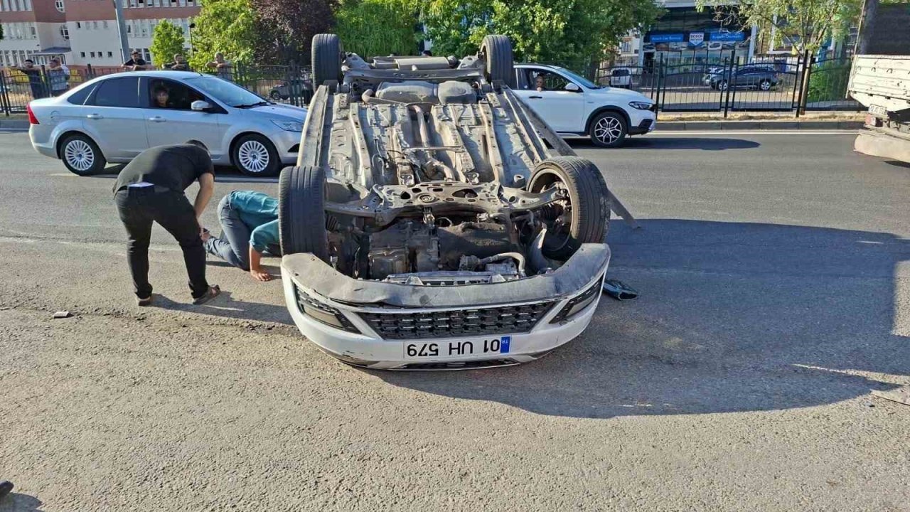 Bingöl’de çarpışan araçlardan biri ters döndü:  3 yaralı