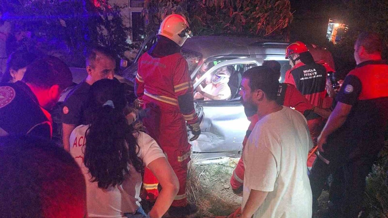 Kazada araç içinde sıkışan vatandaşı itfaiye ekipleri kurtardı
