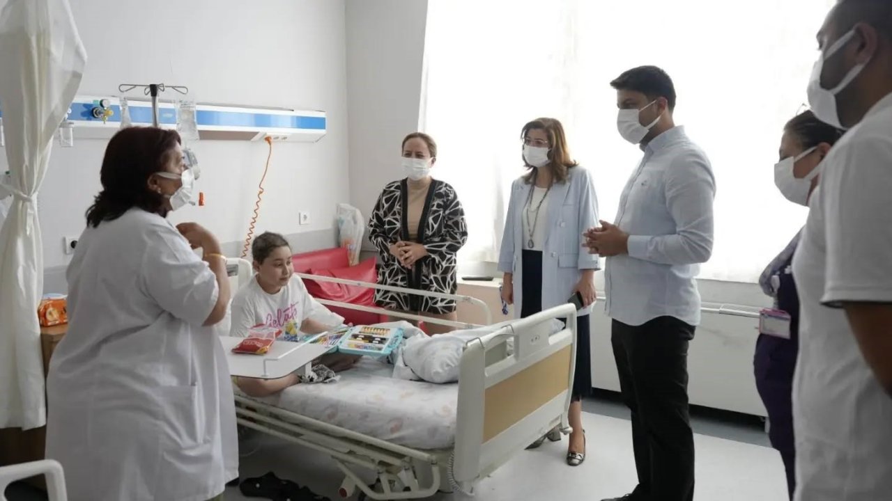 Aydın’da tedavi gören minik hastalara moral oldular