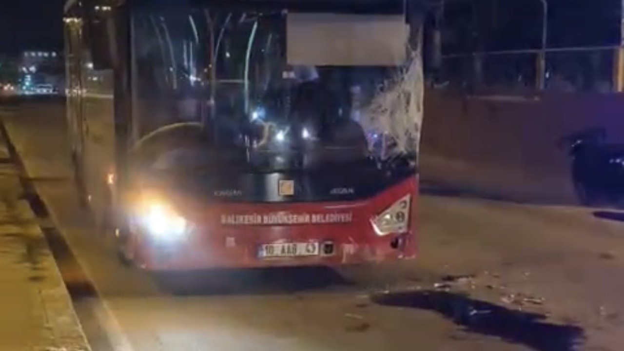 Bandırma’da ters yöndeki otobüs motosikletle çarpıştı: 17 yaşındaki sürücü yaralandı