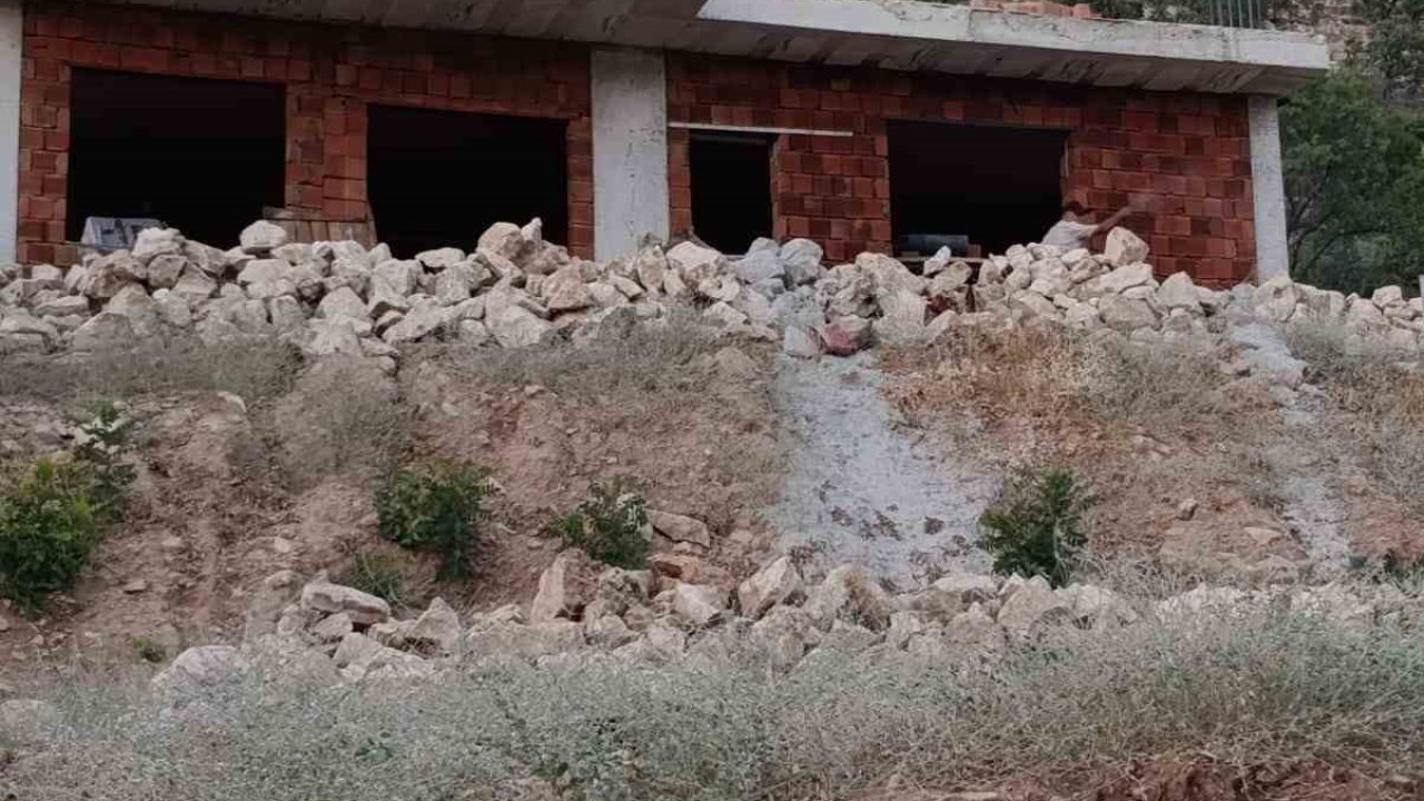 Gercüş’te iskeleden düşen taş ustası ağır yaralandı