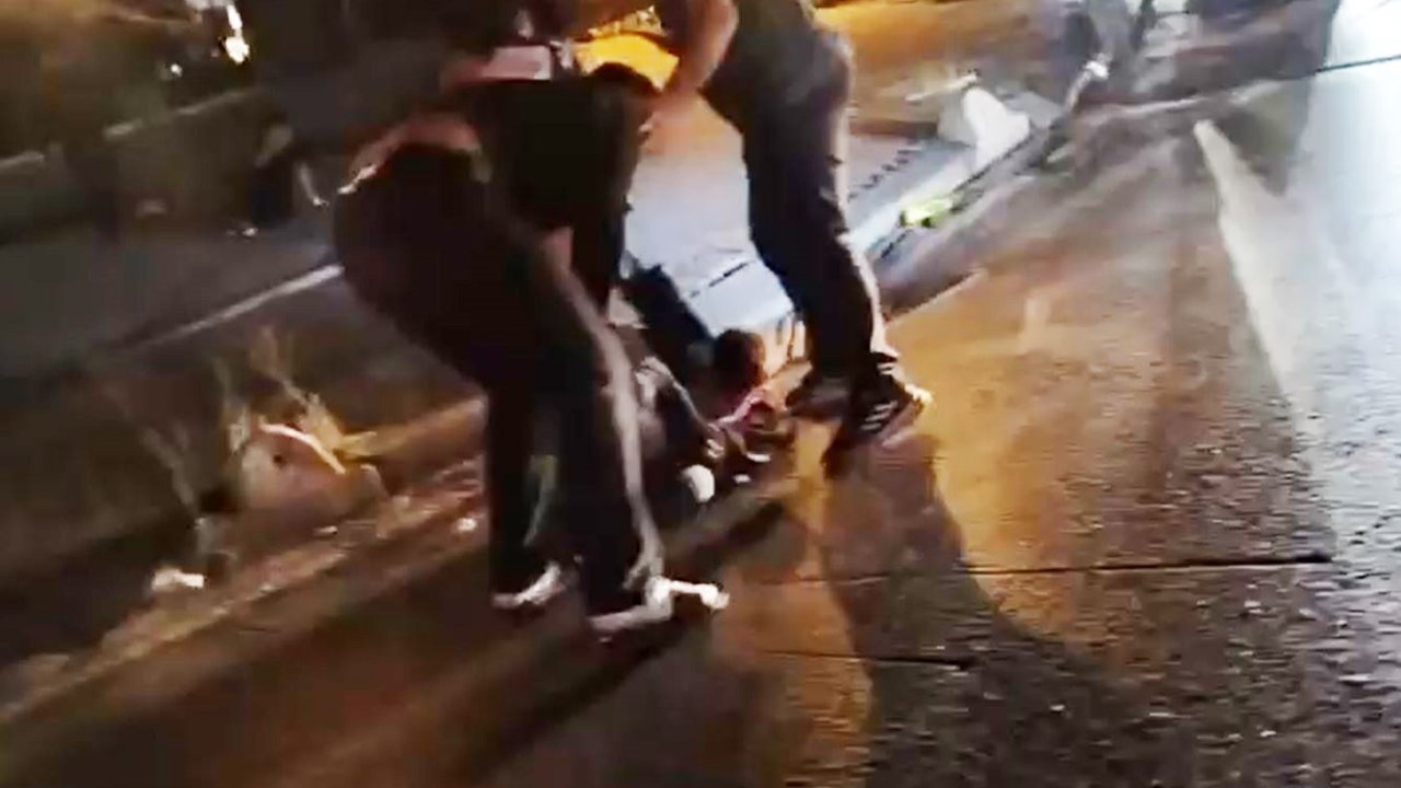 Esenyurt’ta 2 kişinin saldırısına uğrayan genç dakikalarca yol ortasında darp edildi