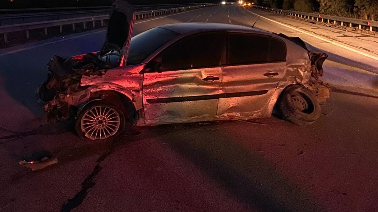 Kırklareli’de bariyerlere çarpan otomobil hurdaya döndü