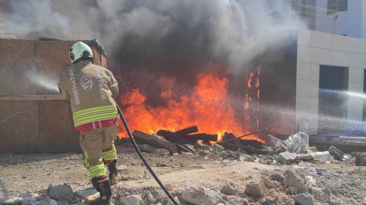 Antakya’da inşaat malzemeleri ve kulübe alevlere teslim oldu