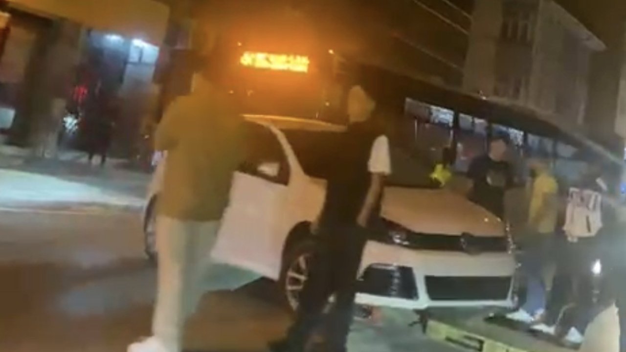 Sürücüsünün kontrolünden çıkan otomobil mantar duba üzerinde askıda kaldı