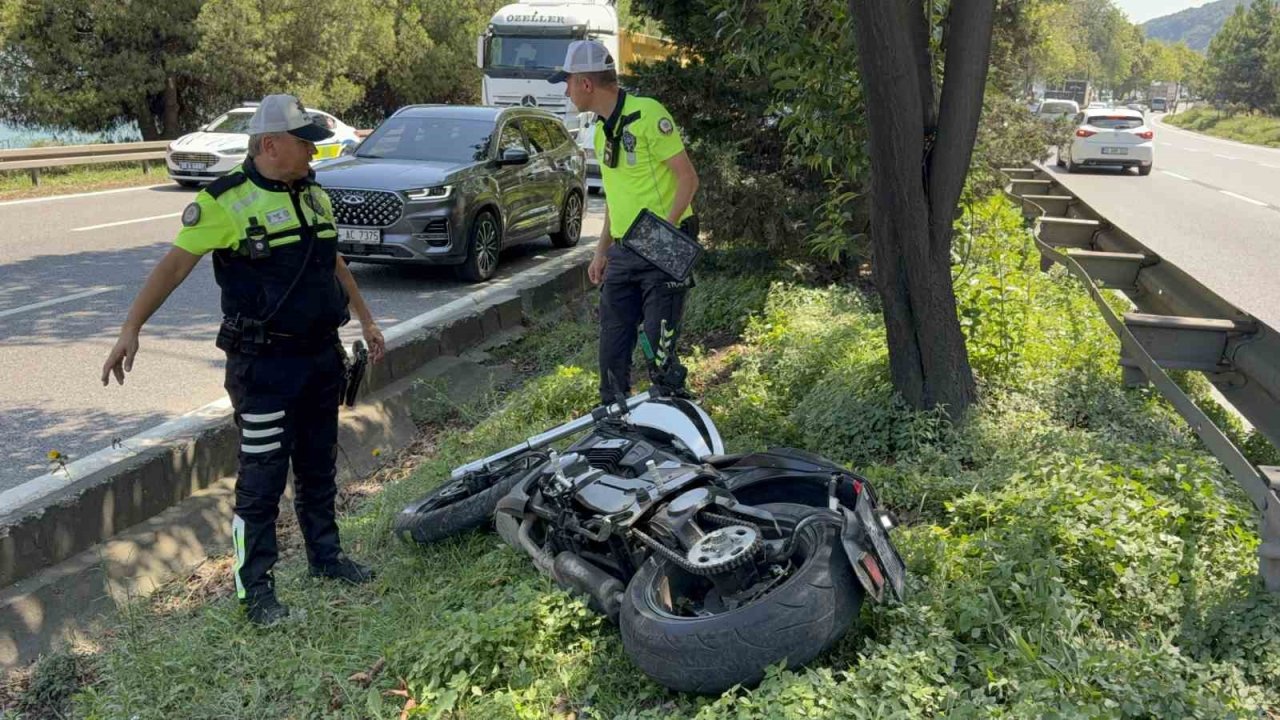 Motosiklet kamyona arkadan çarptı: 2 yaralı
