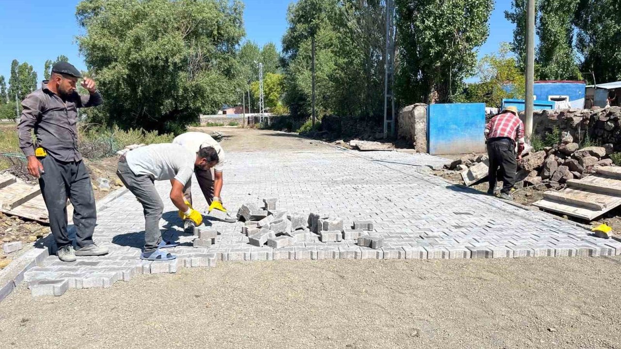 Akyaka’da köy yollarının kilit parke taş yapımı sürüyor