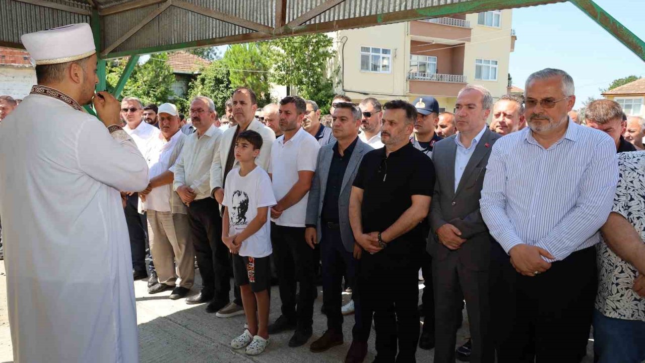 Kanala düşen otomobilde hayatını kaybeden Emircan toprağa verildi