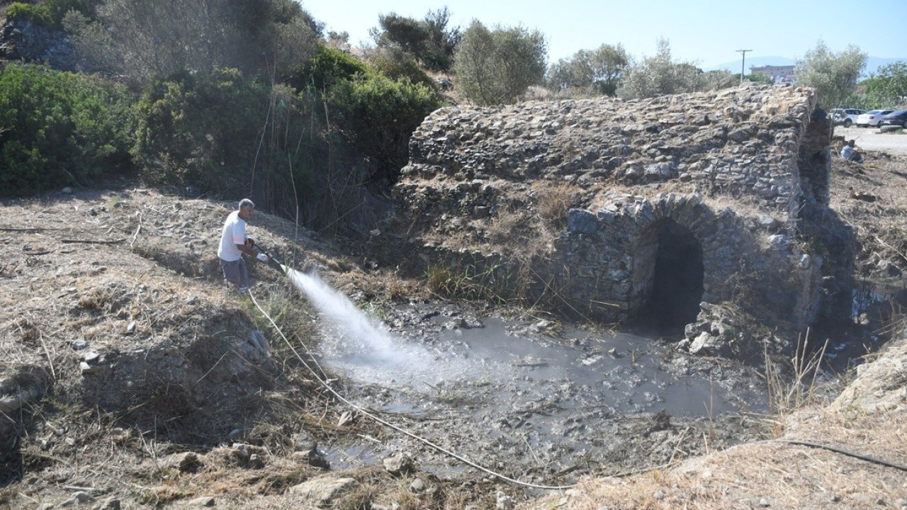 Kuşadası’nda tarihi Roma Hamamı’nda temizlik çalışması