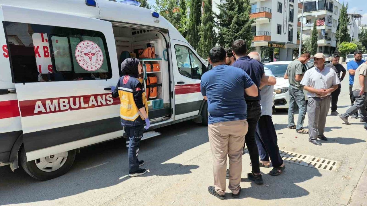 Minibüs ile motosiklet çarpıştı: 2 Yaralı