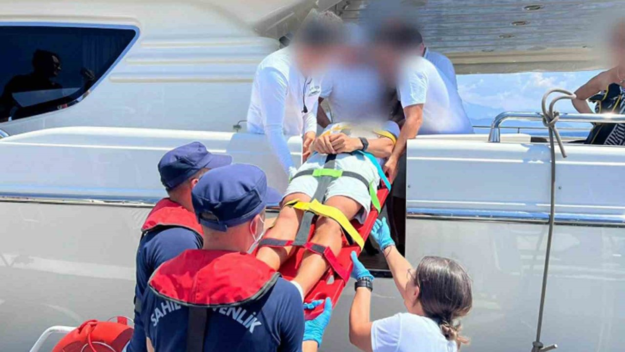 Fethiye’de özel teknede yaralanan vatandaşa tıbbi tahliye