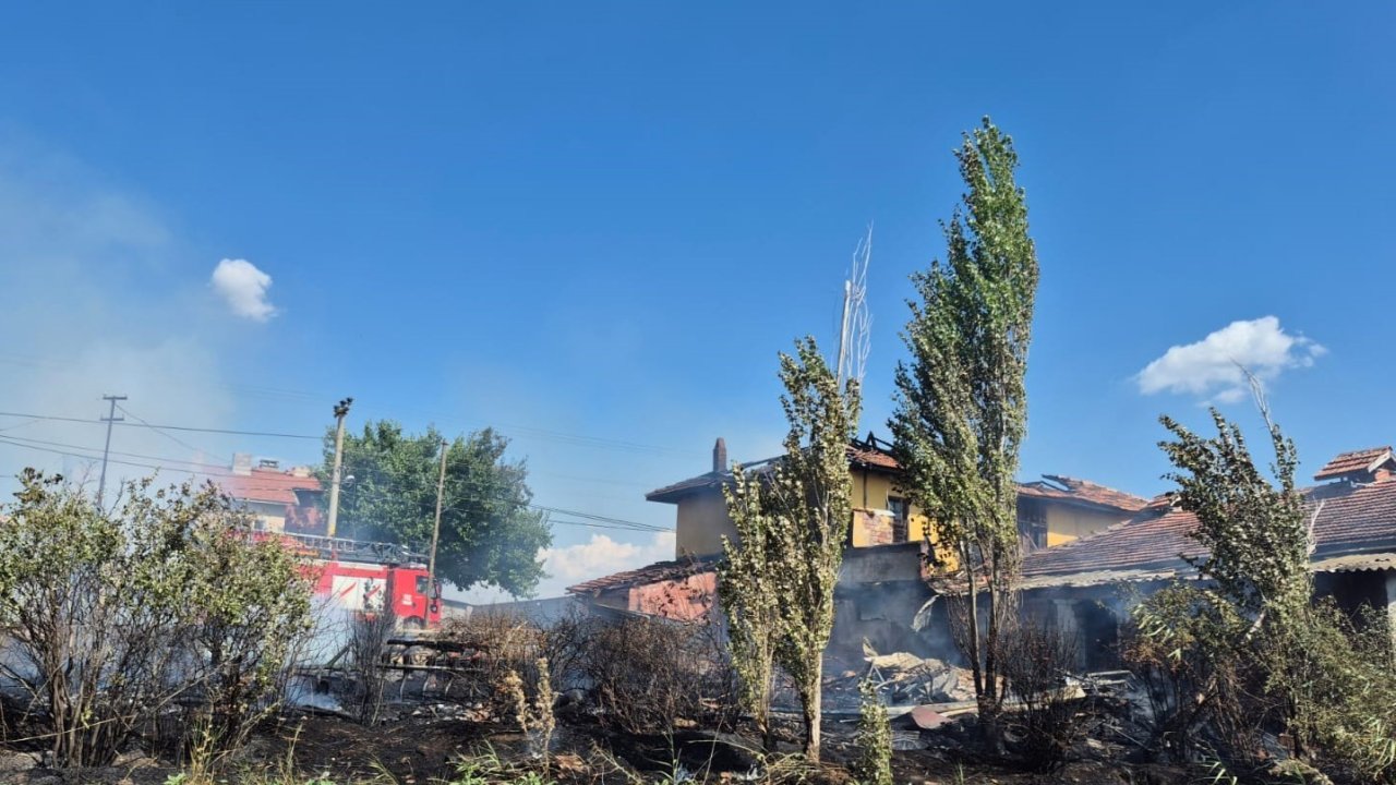 Uşak’ta çıkan ev yangında ev kullanılmaz hale geldi
