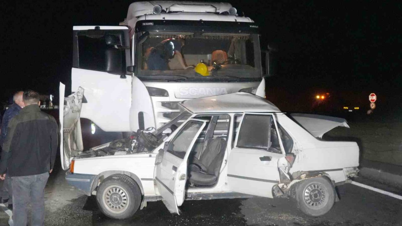Kastamonu’da tır ile otomobil çarpıştı: Kazada sürücü ile eşi hayatını kaybetti