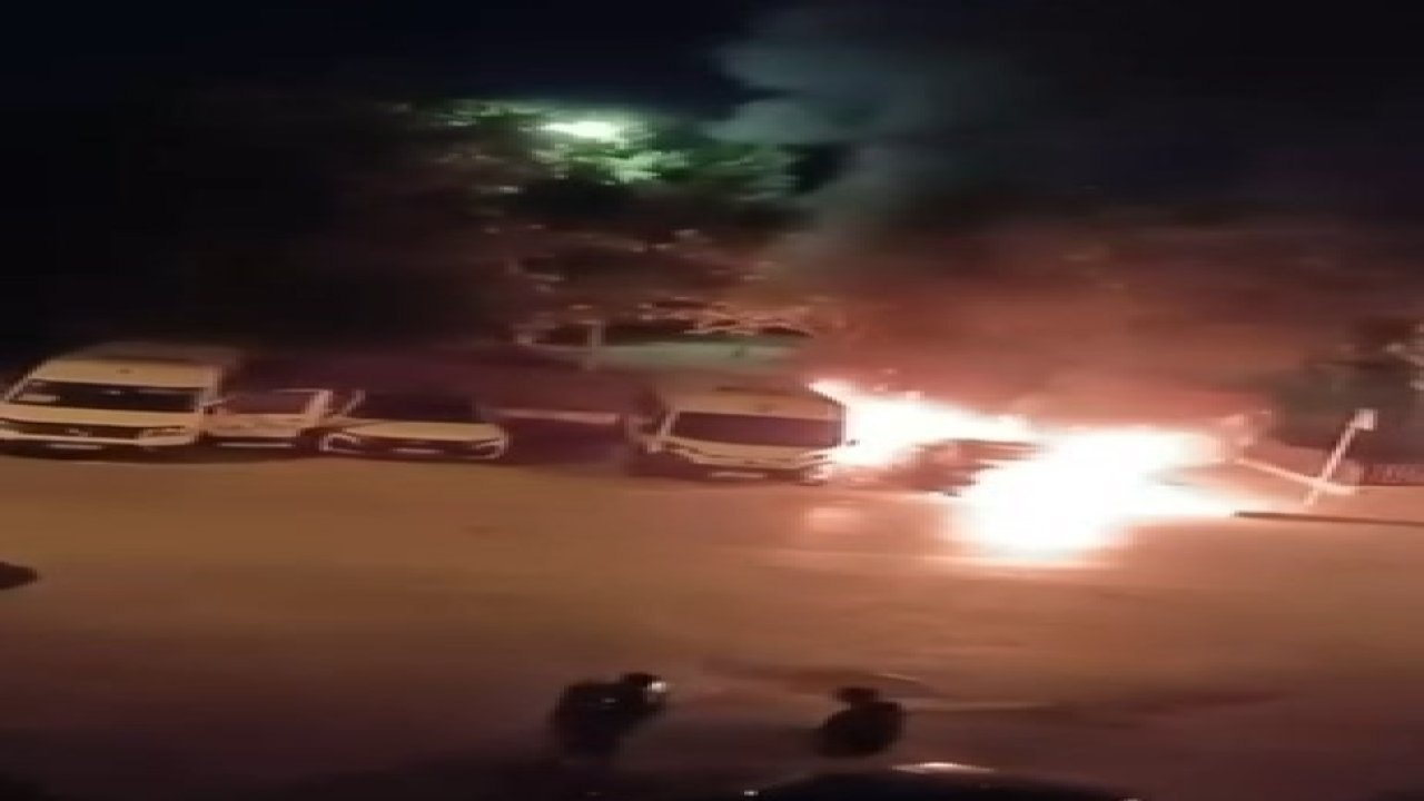 Küçükçekmece’de iki araç alevlere teslim oldu