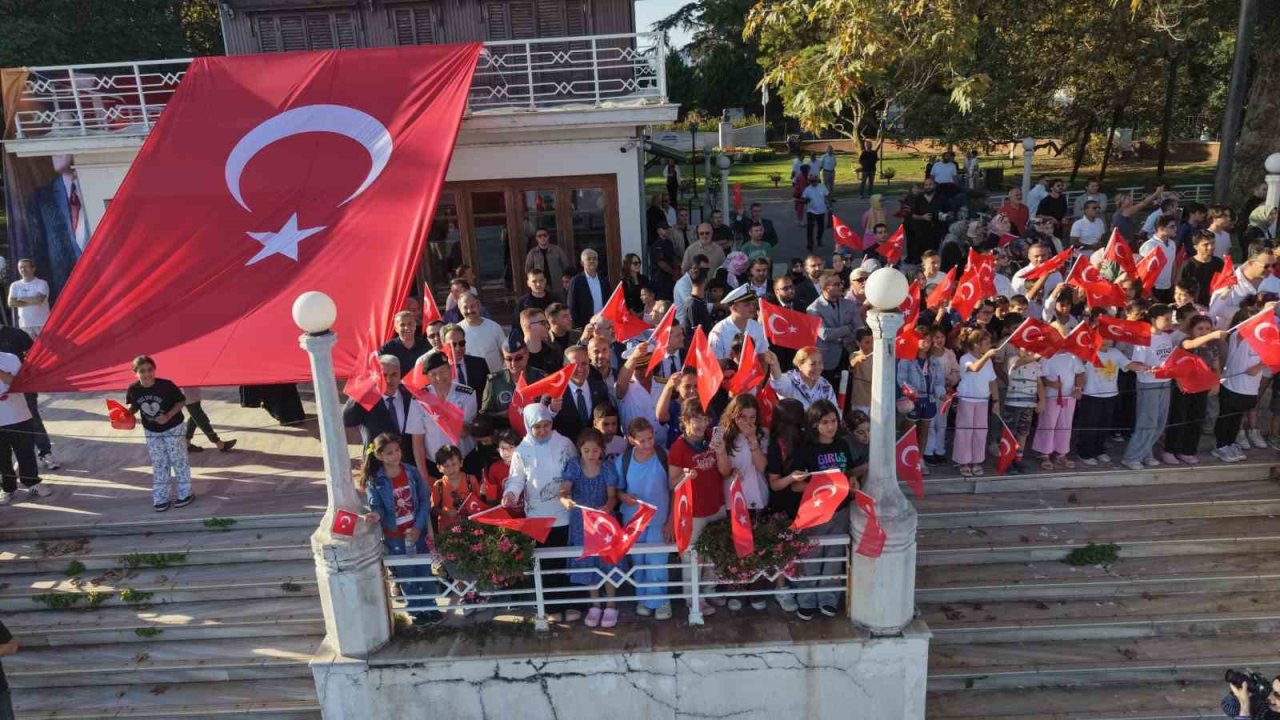 TCG Anadolu ve TCG Heybeliada Yalova’da vatandaşları selamladı