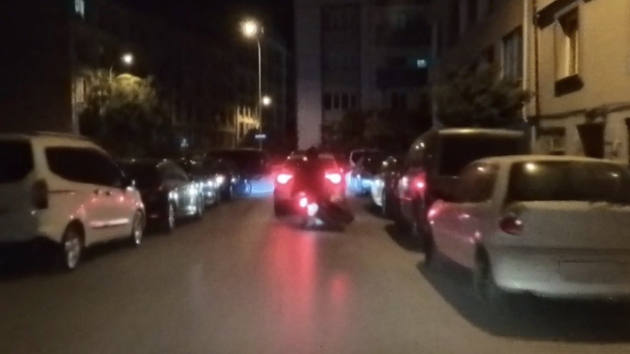 Önündeki otomobil fren yapınca yalpalayan motosikletteki iki kişi böyle yere düştü