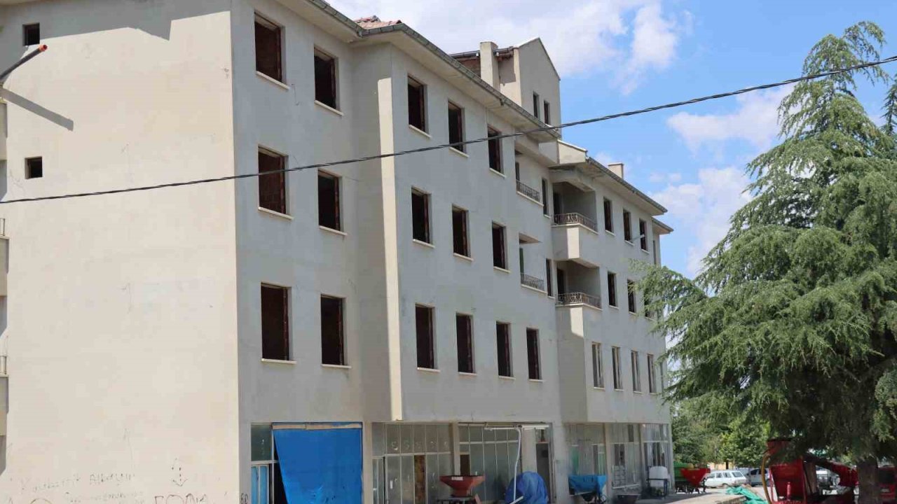 Terk edilen Günyüzü’ndeki eski belediye binası çocuklar için adeta tuzak