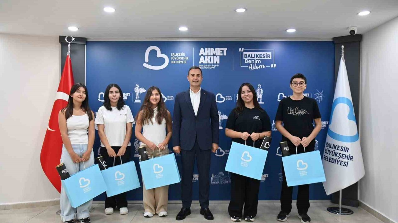 Başkan Ahmet Akın, LGS birincilerini makamında ağırladı
