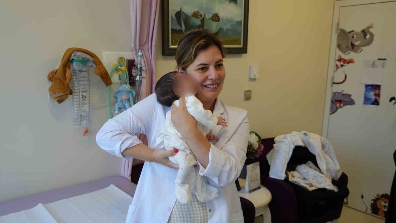 Organları dışarıda doğan bebek, Samsun’da hayata tutundu