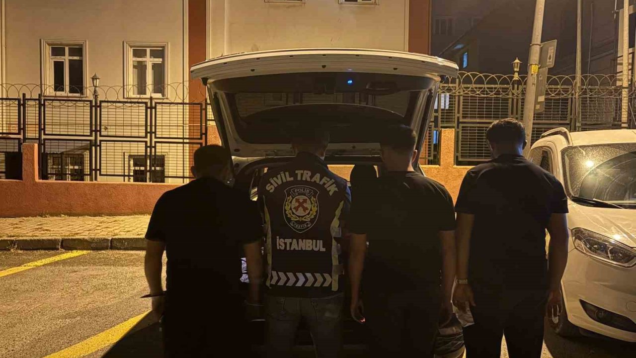 Esenyurt’ta trafikte başka bir sürücüye saldıran şahıs kamerada