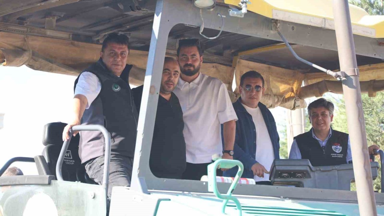 Başkan Durgut asfalt makinesinin başına geçti, ilk serimi başlattı